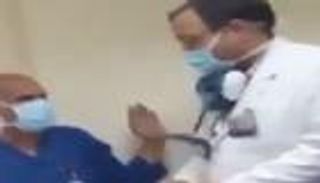 طبيب واقعة "السجود إلى كلب" يتحدث لأول مرة.. ووزير مصري يتدخل