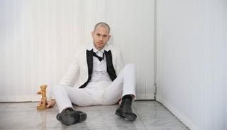 المخرج الإسرائيلي ناداف لابيد مع جائزة الدب الذهبي