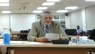 كوبيش أثناء تقديم إحاطته