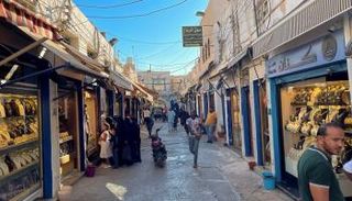 موظف بأحد مصارف ليبيا. (أرشيفية)