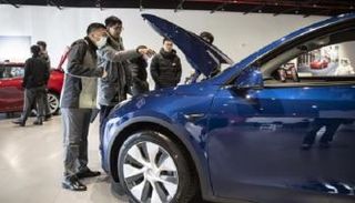 تسلا ترفع سعر سيارتها 