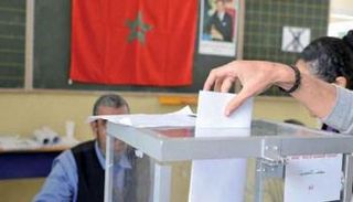 ناخب مغربي يدلي بصوته في الانتخابات التي جرت الأربعاء الماضي