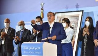 عزيز أخنوش يتحدث لمؤيديه أثناء الانتخابات