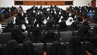 أفغانيات منتقبات خلال مظاهرات جامعة كابول