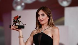 المخرجة أودري ديوان تتسلم جائزة الأسد الذهبي عن فيلم