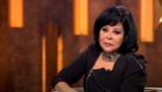 فيديو.. أمير كرارة يشد شعر إسعاد يونس على الهواء