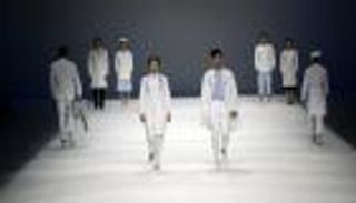 بالصور.. "تصميمات كورونا" تسرق أضواء أسبوع الموضة الصيني