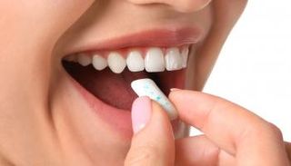 مضغ العلكة يمنع حدوث مضاعفات بعد جراحات القلب ويسرع التعافي