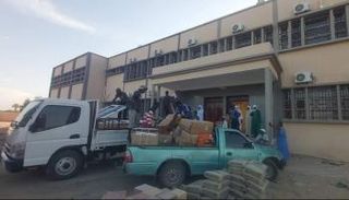 شحنة تجهيزات المدرسة المتوقفة