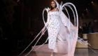 صور.. أزياء كريستيان كوان لربيع وصيف 2022