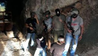 اثنان من الأسرى بعد أن أعيد اعتقالهما