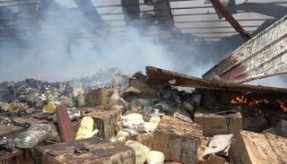 آثار الهجوم الحوثي على مستودعات أغذية ومساعدات في ميناء المخا