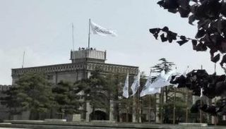 علم الحركة فوق القصر الرئاسي بالعاصمة الأفغانية