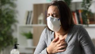 سيدة تعاني من آلام في القلب