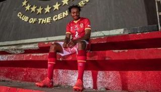 بيرسي تاو لاعب الأهلي المصري الجديد