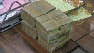 أوراق من فئات مختلفة من الدينار الليبي بأحد المصارف. (أرشيفية)