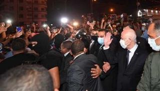 قيس سعيد يتجول في شارع الحبيب بورقيبة