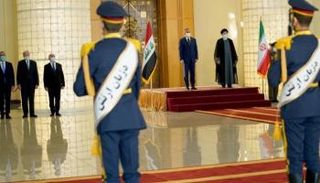 الرئيس الإيراني والكاظمي خلال زيارته طهران