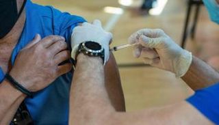 شخص يتلقى لقاح كورونا