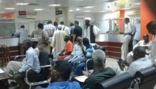 متعاملون داخل مصرف سوداني - أرشيف