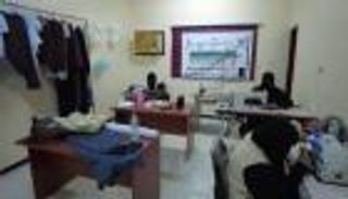 صور.. "بصمة حياة" اليمنية تغزل الزي المدرسي بأنامل أصحاب الهمم