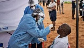 شخص يخضع لاختبار كورونا في أفريقيا- أرشيفية