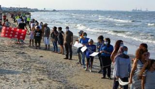 سلسلة بشرية في تونس احتجاجاً على التلوث البحري