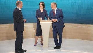 لاشيت وشولتز وبربوك في المناظرة 