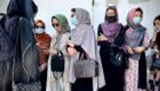 الجنس الناعم يتحدى طالبان.. أفغانيات ينزعن "برقع" الخوف
