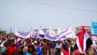 بالصور.. مظاهرة باليمن تنديدا باستهداف الحوثي لميناء المخا 