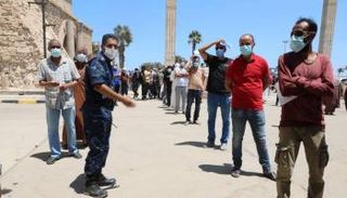ليبيون ينتظرون دورهم للحصول على جرعة لقاح كورونا (أرشيفية)