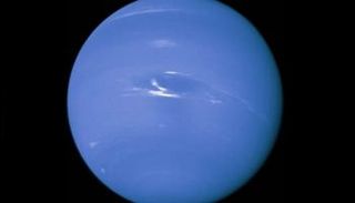 كوكب نبتون يظهر كنقطة زرقاء في سماء الليل 