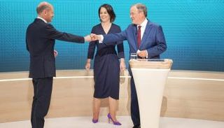 لاشيت وشولتز وبربوك قبل المناظرة 