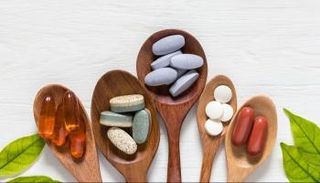 مجموعة من المكملات الغذائية