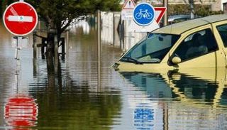 سيارة غارقة في مياه فيضانات (أرشيفية)