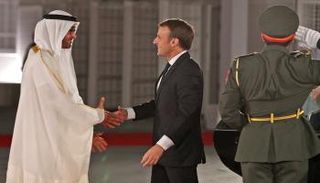 الشيخ محمد بن زايد آل نهيان يستقبل إيمانويل ماكرون (أرشيفية)