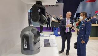 جانب من جولة وفد من وزارة الدفاع الإماراتية في معرض أنظمة الدفاع والمعدات الدولي