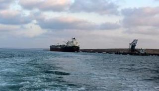 ميناء الحريقة النفطي - أرشيفية