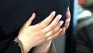 كويتي يكتشف خيانة زوجته مع 13 رجلا.. أصيب بالعمى من الصدمة