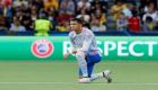 شاهد على الكواليس.. لاعب مانشستر سيتي يؤكد المفاوضات مع رونالدو
