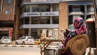 بائعة قرب بناية تضم بنك الخرطوم- أرشيف
