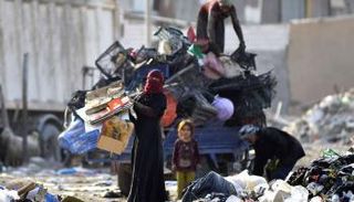 عراقيون يعانون الفقر المدقع - أرشيفية