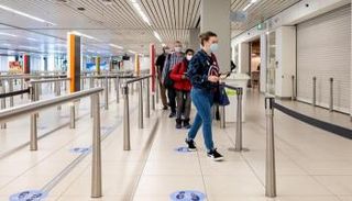 مسافة آمنة بين الهولنديين لمواجهة موجات كورونا - أرشيفية