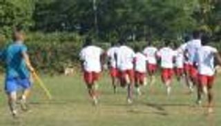 يحدث في تنزانيا.. مدرب مصري يركض خلف اللاعبين بالعصا