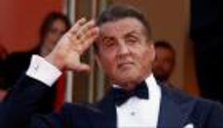 صور.. عرض تذكارات أفلام سيلفستر ستالون في مزاد