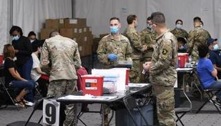 أفراد من الجيش الأمريكي يتلقون لقاح كورونا- رويترز