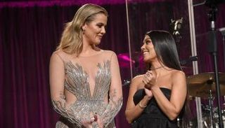 كورتني كارداشيان وشقيقتها كلوي كارداشيان