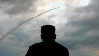 زعيم كوريا الشمالية يتابع عملية إطلاق صاروخي