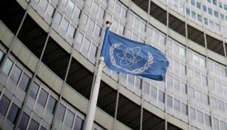 شعار الوكالة الدولية للطاقة الذرية أمام مقرها الرئيسي في فيينا - رويترز