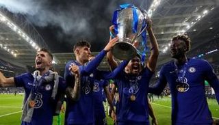 ريس جيمس يحمل كأس دوري الأبطال